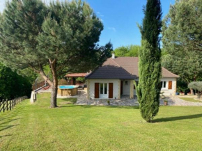 Jolie maison en plein pays vert.